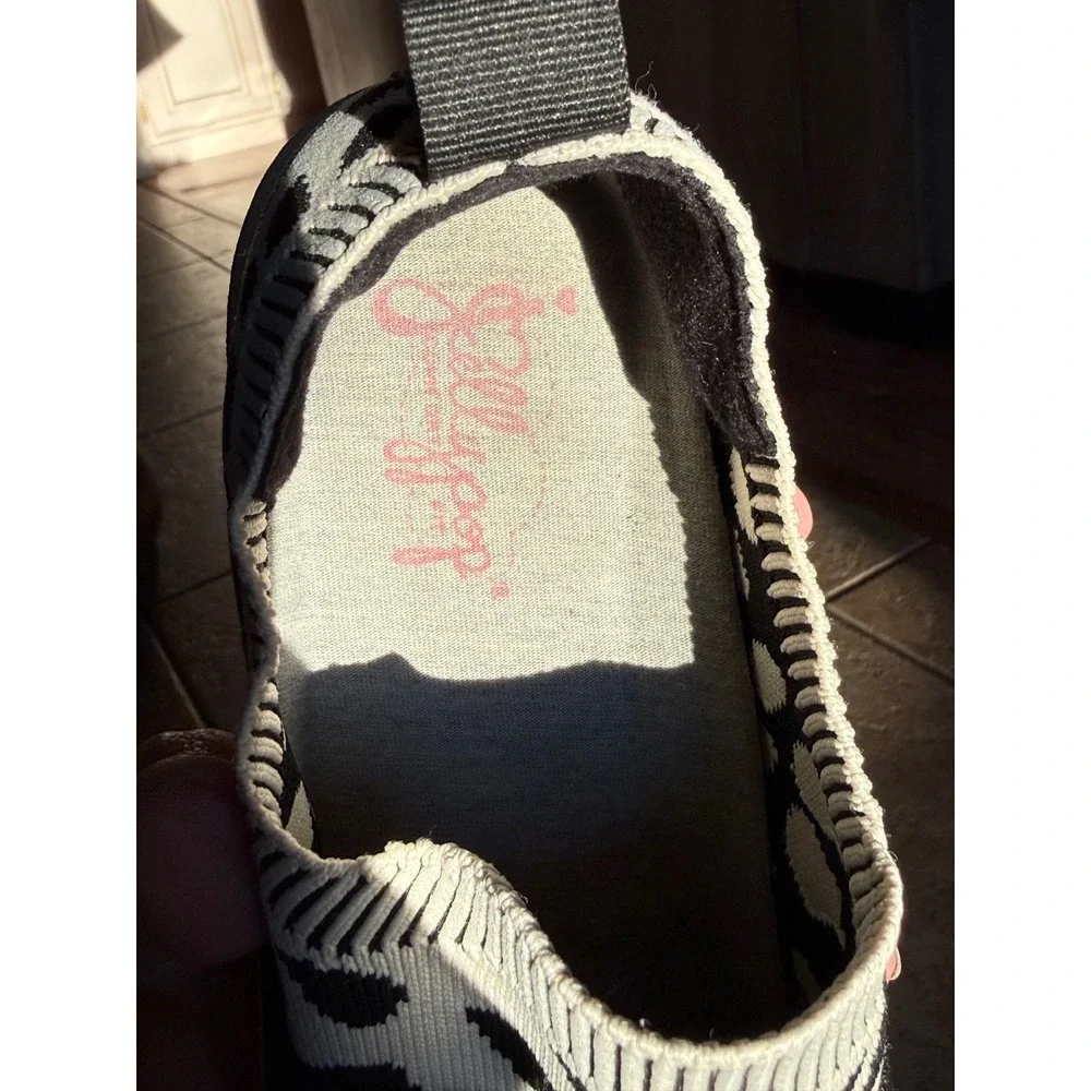 Jelly‎ Pop comfort fit Women's Slip On Sneakers Leopard Dalmatian Print Size 9